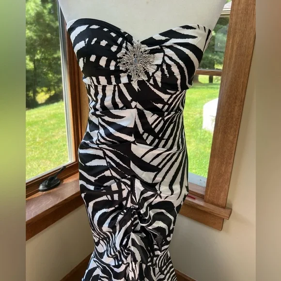 Cache Black 🖤 White Animal zebra 🦓 Botanical Rhinestone Brooch Mermaid Dress - Picture 2 of 15